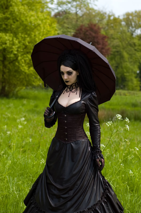 https://damienandlilith.files.wordpress.com/2014/08/a-aaa-great-photos-of-goth-girls.jpg